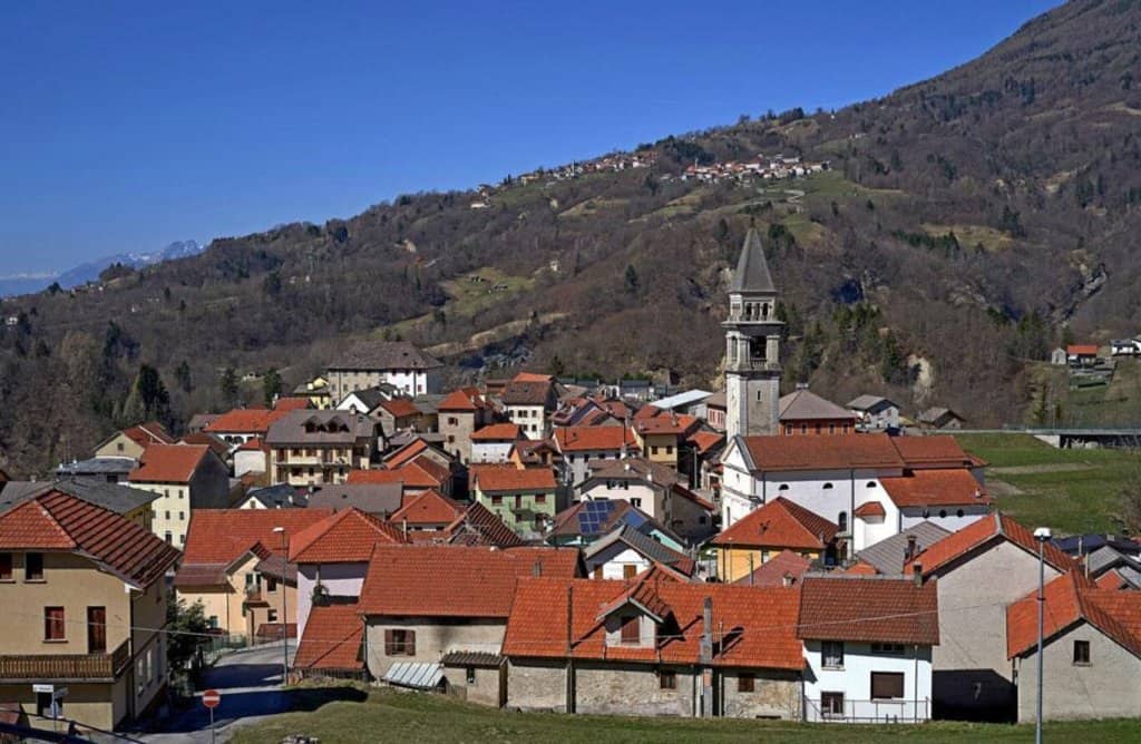 Con l’albero arriva il Natale a Chies d’Alpago