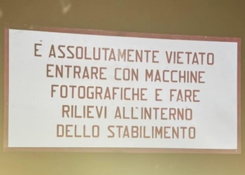 La fabbrica che non c’è più: le poesie di Brugnaro, le foto di Resini