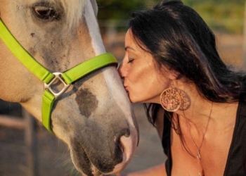 Sonia, dalla Germania al cuore della Sardegna tra cavalli e moto