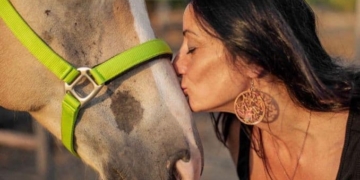Sonia, dalla Germania al cuore della Sardegna tra cavalli e moto