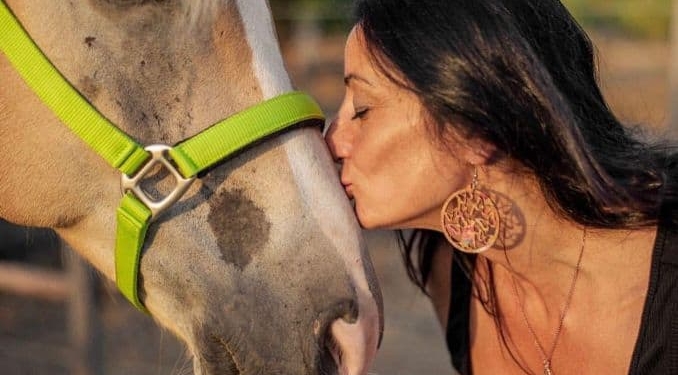Sonia, dalla Germania al cuore della Sardegna tra cavalli e moto