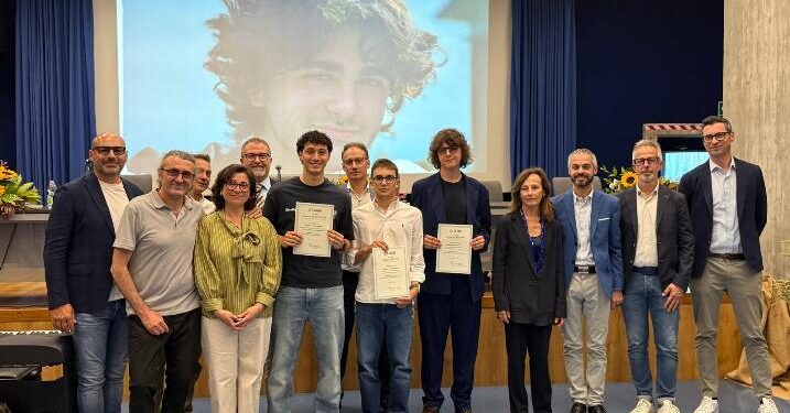 Consegnata la seconda borsa di studio “Giuliano De Seta”: nel ricordo di un giovane visionario, il sostegno al futuro di quattro studenti della provincia iscritti in Ingegneria