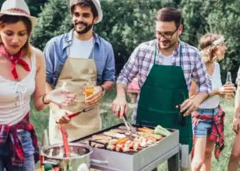 Vino per la grigliata: dalla salsiccia alla bistecca, gli abbinamenti estivi