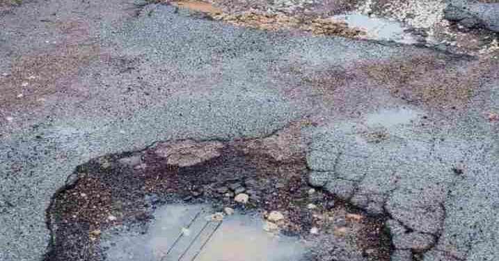 L’emergenza buche delle strade private a uso pubblico: “Alcune sono crateri, pericolossimi”