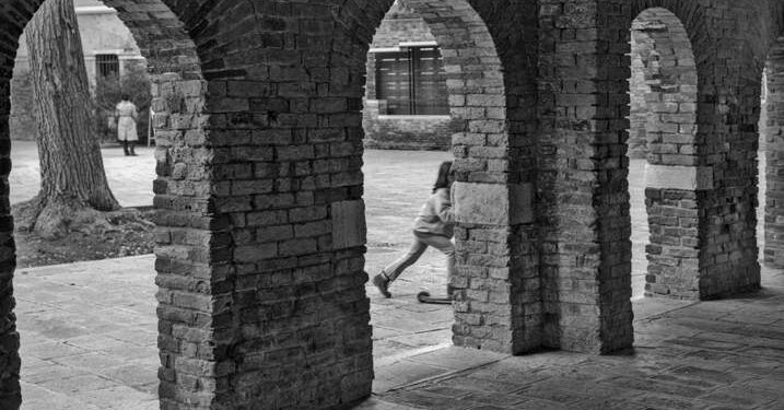 Il grande ritorno di Scianna al Ghetto: la Storia è una foto in bianco e nero