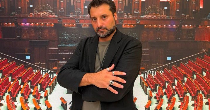 Salamida, l’ironia contro il potere: “Seguendo i social il giornalismo si scredita”