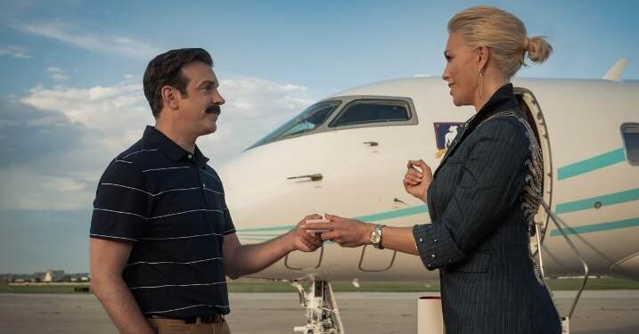Ritorna Ted Lasso (Apple Tv+): calcio e sorrisi. E su Sky Atlantic ecco il superthriller “Atomic”