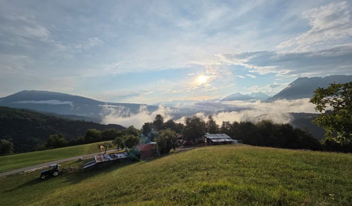 All’alba, tra le montagne e gli echi di un passato lontano: a San Danel il pianoforte di Mosè Andrich