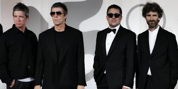 Oasis: la storia infinita dei fratelli Gallagher. Dalle case popolari di Manchester al red carpet di Venezia 83°
