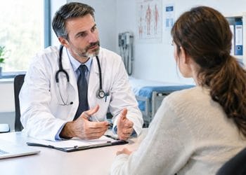 ME/CFS e Long COVID, quando la medicina non ascolta: «L’assenza di una cura non significa assenza di assistenza»