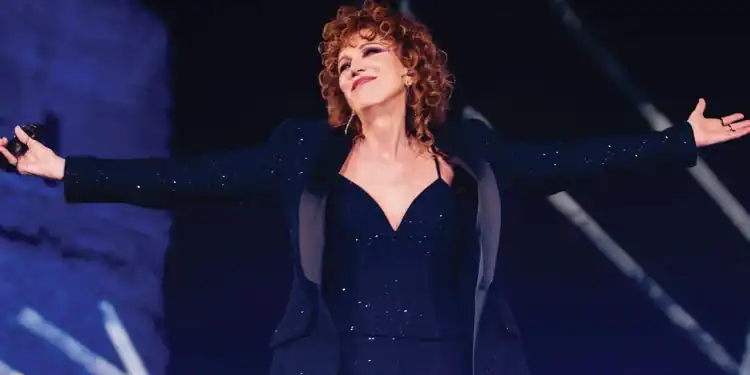 Fiorella Mannoia omaggia De Andrè e Fossati nei 30 anni di Anime Salve e il Geox esplode